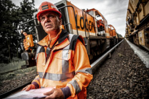 Locon Mitarbeiter in Schutzkleidung im Dienst am Gleis